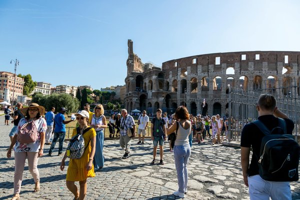 Guides de voyage en ligne gratuits vs guides payants